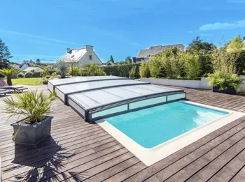 Abri de piscine bas télescopique – protection modulable