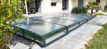 Abri de piscine extra-bas télescopique – Protection discrète et coulissante