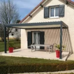 Pergola bioclimatique adossée en alu , lames orientables & options LED