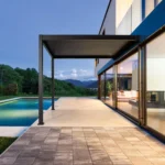 Pergola bioclimatique adossée en aluminium anthracite 4 × 3 m